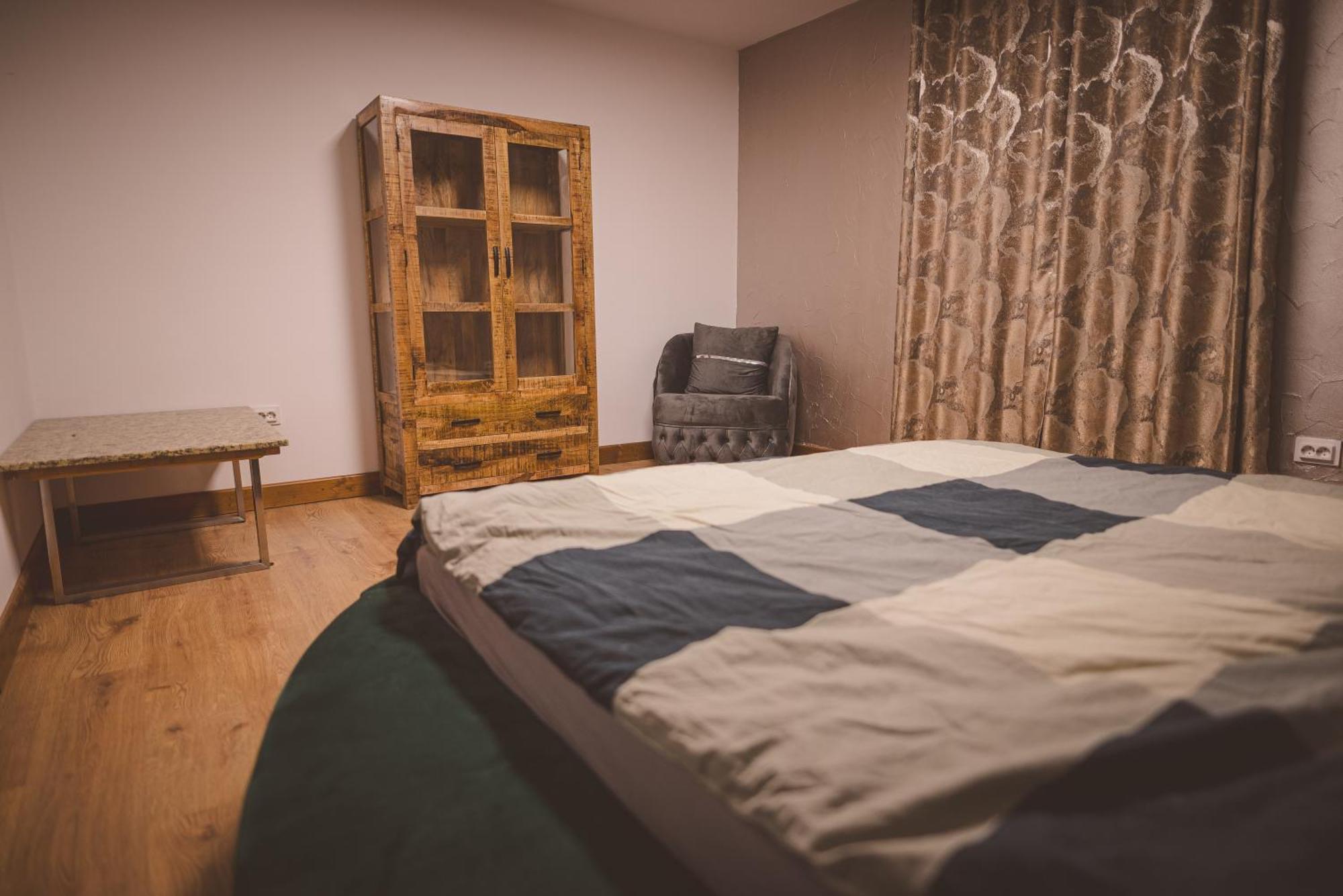 Madison Lake Villa Balotesti Ngoại thất bức ảnh