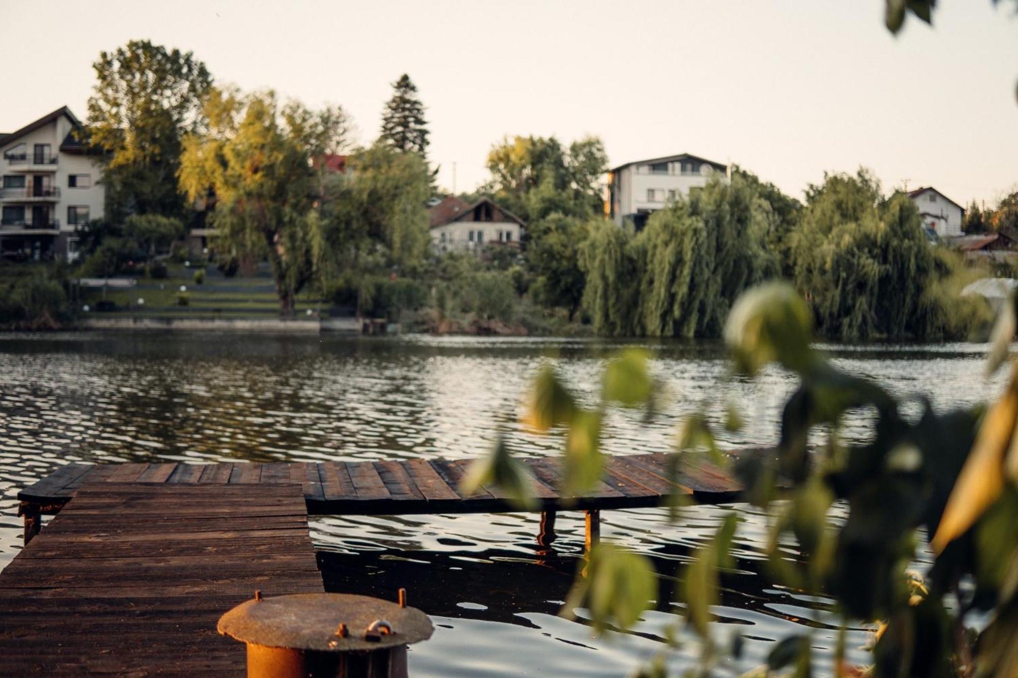 Madison Lake Villa Balotesti Ngoại thất bức ảnh