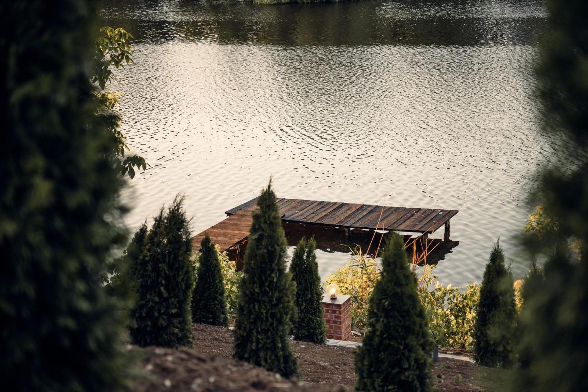 Madison Lake Villa Balotesti Ngoại thất bức ảnh